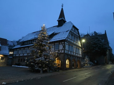 Weihnachtsbaum abends