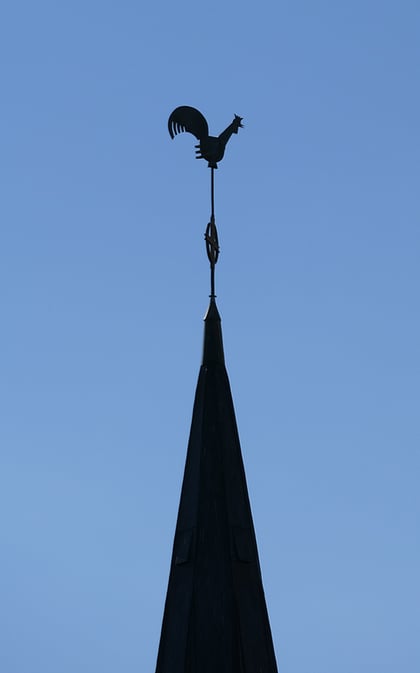 Scherenschnitt auf blauem Grund