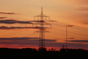 Aufgenommen am 25. Juli - Technik ästhetisch. Hochspannungsmast beim Hardtwäldle und Sendemast in Mühlacker.