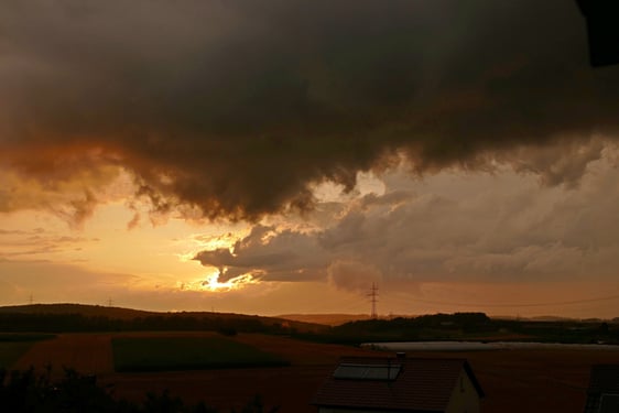 Aufgenommen am 25. Juli - Bedrohliche Gewitterwolken ziehen ab und geben noch kurz die Sonne frei.