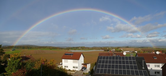 Regenbogen über dem Ende der Schwarzwaldstraße in Nussdorf