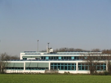 Schule mit Solaranlage von Süden aus gesehen