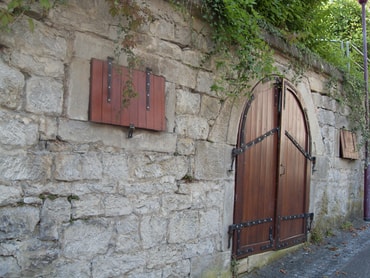 Steinmauer zum Rathaus